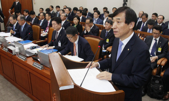 이주열 한국은행 총재가 지난달 30일 서울 여의도 국회에서 열린 기획재정위원회 전체회의에서 업무보고를 하고 있다. 이 총재는 이날 국책은행 자본확충펀드가 반복되면 안 된다는 지적에 "동의한다"고 밝혔다.  유동일기자 eddieyou@
